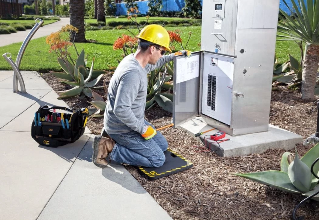 CLC 14 x 21-Inch Medium Shock Absorption Kneeling Pad, Black 4 CLC 14 x 21-Inch Medium Shock Absorption Kneeling Pad, Black - Image 2