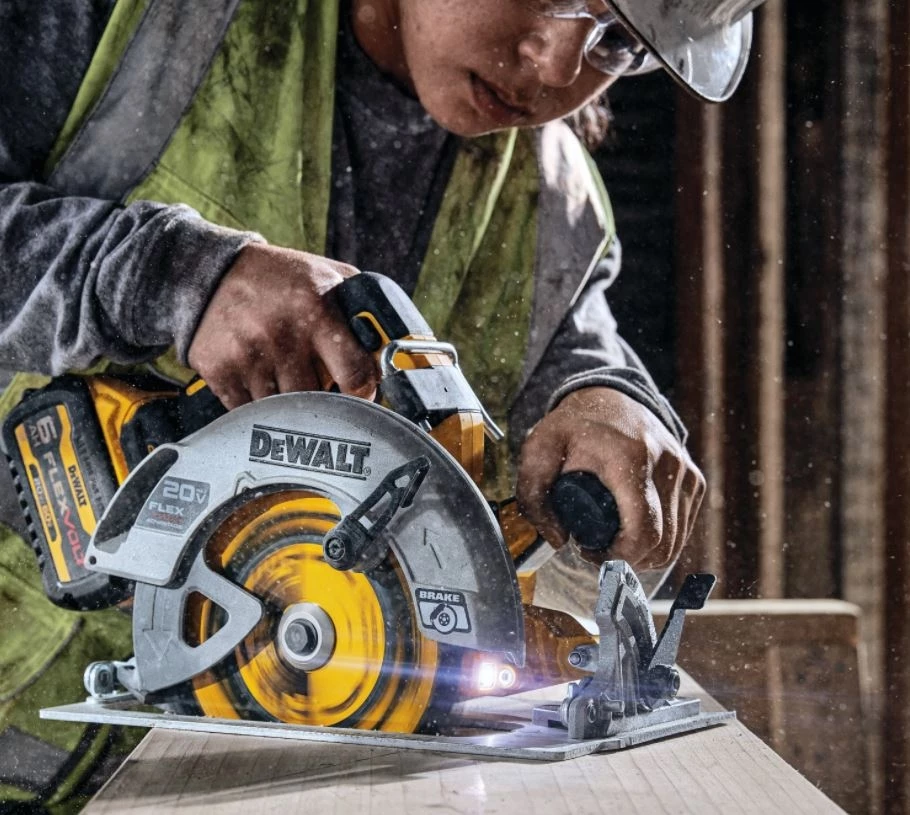DeWalt DCS573B 20V MAX* 7-1/4 Inch Brushless Cordless Circular Saw 4 DeWalt DCS573B 20V MAX* 7-1/4 Inch Brushless Cordless Circular Saw - Image 2
