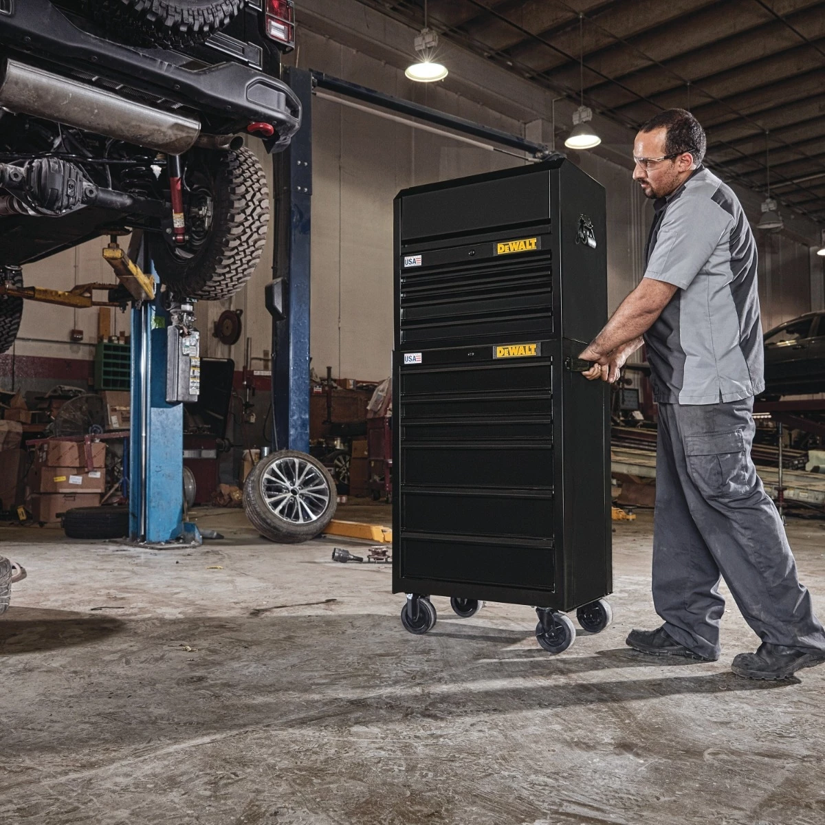 DEWALT 26 IN. WIDE 6-DRAWER ROLLING TOOL CABINET 4 DEWALT 26 IN. WIDE 6-DRAWER ROLLING TOOL CABINET - Image 2