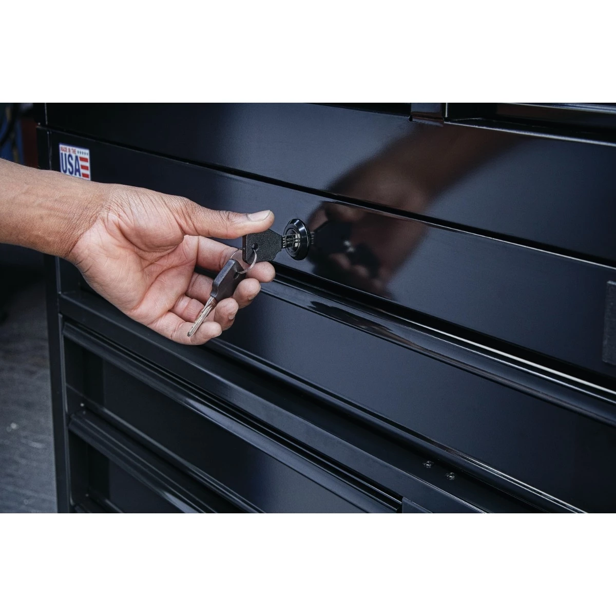 DEWALT 26 IN. WIDE 6-DRAWER ROLLING TOOL CABINET 8 DEWALT 26 IN. WIDE 6-DRAWER ROLLING TOOL CABINET - Image 6